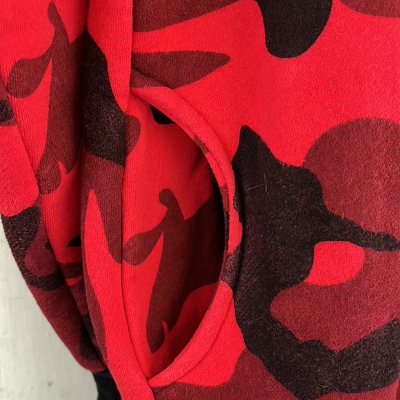 Red Camouflage Long Hoodie by YIQIAODA - Picture 3 of 6